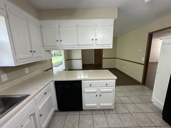 Building Photo - Single Family home in Greenhill Area!