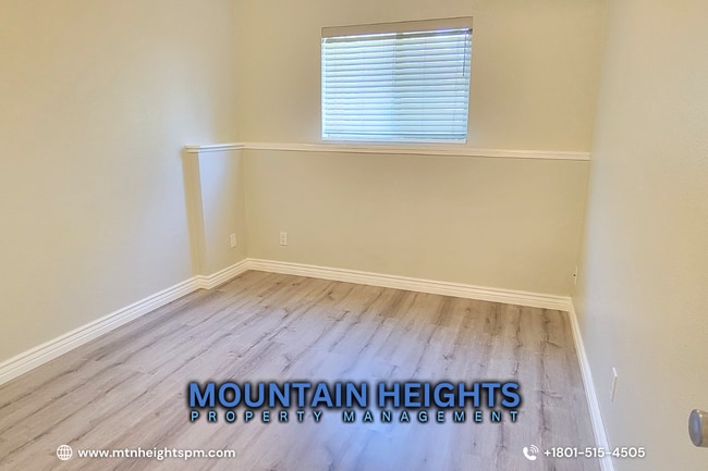 Building Photo - 450 E Creekside Cir
