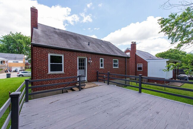 Building Photo - 3627 Edgebrook Dr