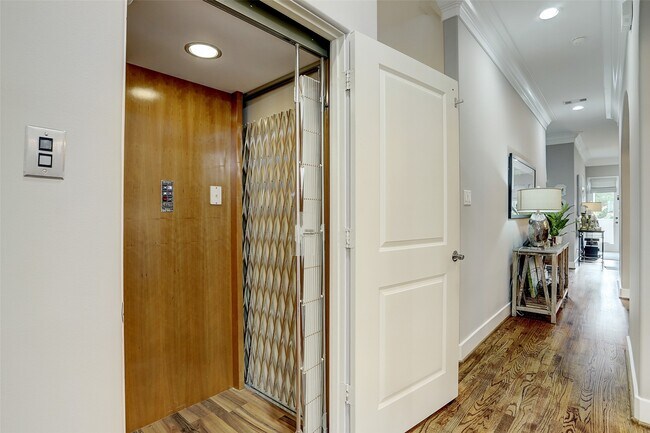 Building Photo - 6310 Taggart St