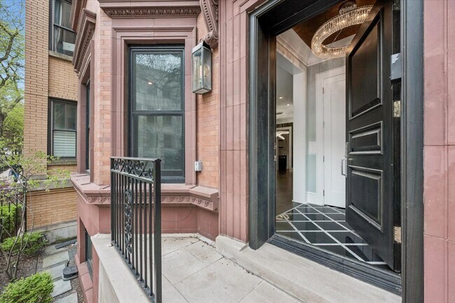Building Photo - 458 W Deming Pl
