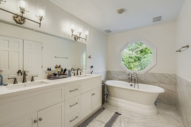 Building Photo - 53 Falcon Pl