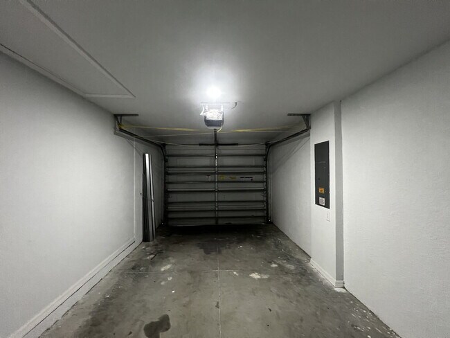 Building Photo - Haunt Your Dream Home: 3BR Duplex With Chi...