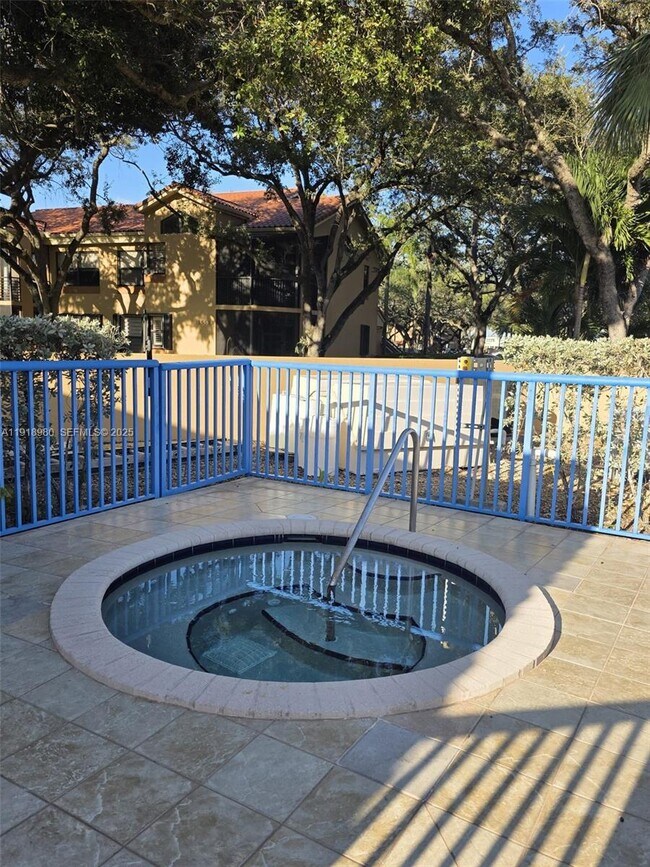 Building Photo - 15529 Miami Lakeway N