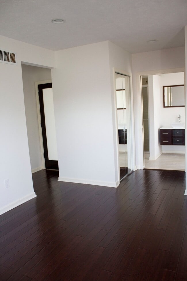 Building Photo - 1245 W 69th St
