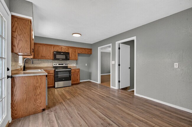 Building Photo - Newly Remodeled | 4 Bedroom | 1 Bathroom | Springfield MO!
