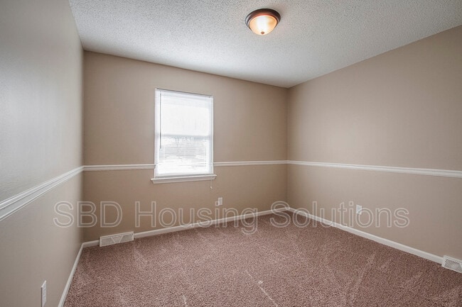 Building Photo - 208 SE Country Ln