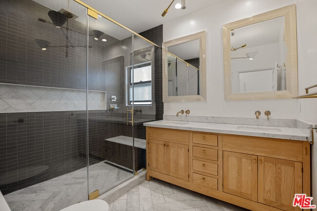 Building Photo - 1203 N Poinsettia Pl