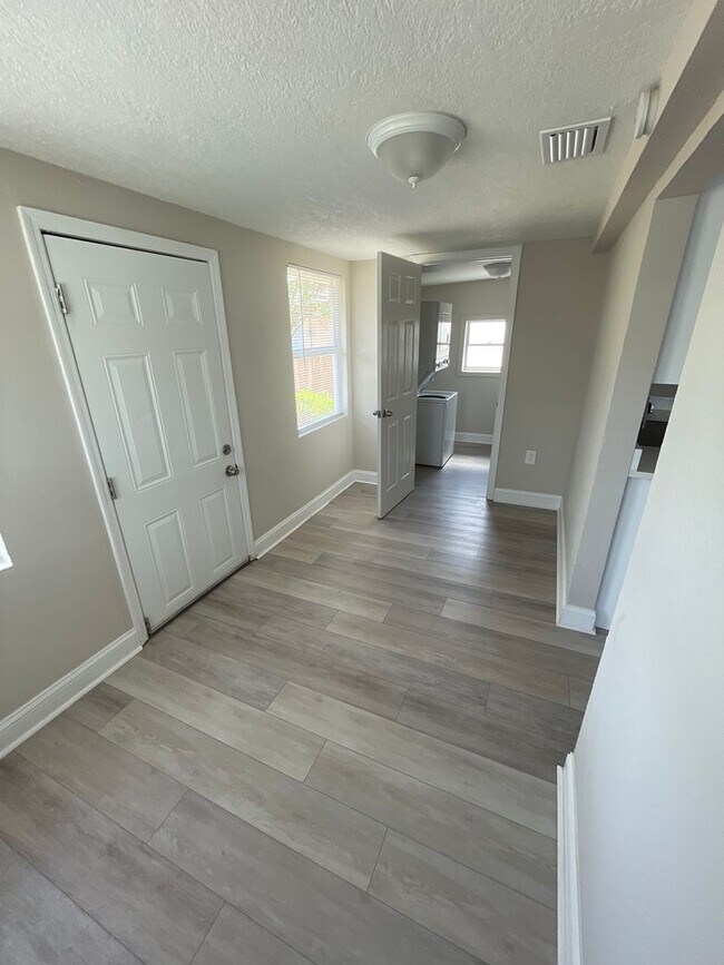 Building Photo - Spacious Clearwater Home with Modern Comforts with Private Backyard! 2bed | 1Bed