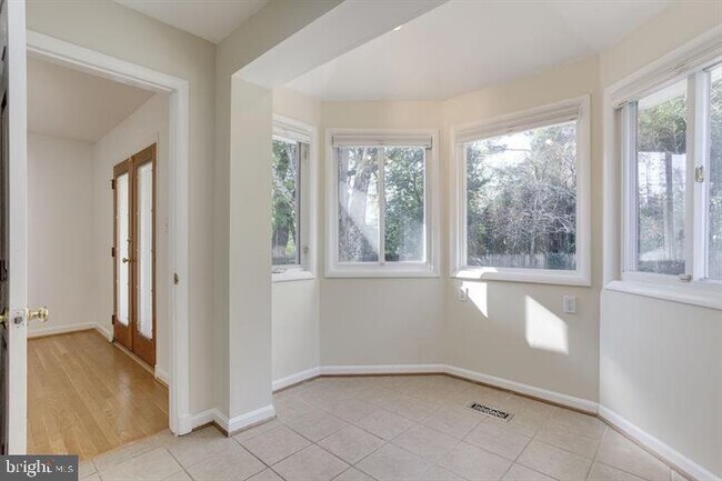 Building Photo - 5400 Greystone St