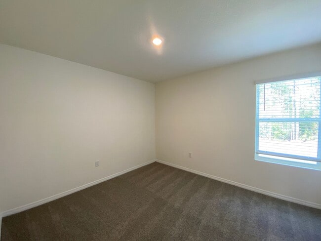 Building Photo - Desirable SE Ocala Subdivision - Lake Diamond-North - 4/3/2 *Available Soon* Won't Last!