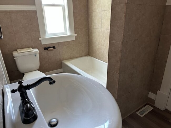 Building Photo - Three Bedroom / One Bathroom Townhome