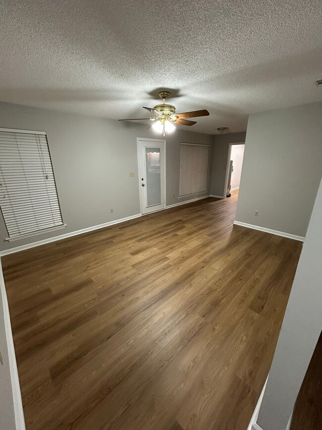 Building Photo - Newly Renovated 3 bedroom/ 2 bathroom in d...