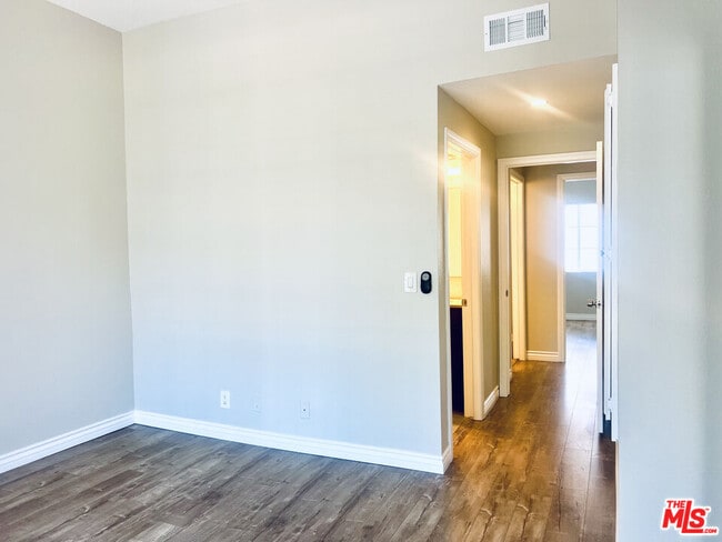 Building Photo - 4349 Cahuenga Blvd