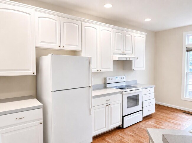 Building Photo - Elegant 3-Level Brick Front Townhome with 3 Bedrooms, 2.5 Baths & 1-Car Garage in South Riding