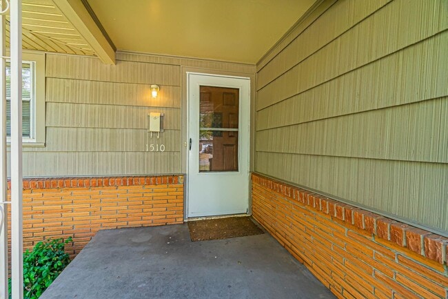 Building Photo - Three Bedroom Home in tree filled neighborhood! Lawn care included!