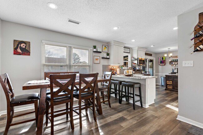 Building Photo - Cox High school! Close to Beach, Base, sho...