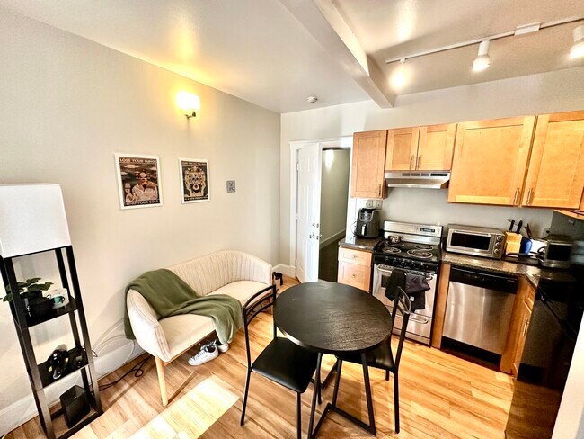 Building Photo - 833-835 Beacon St. Unit 2D