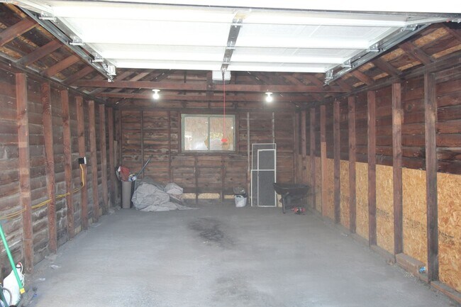 Building Photo - 614 E Hartson Ave