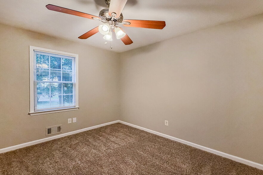 Building Photo - 140 Loxley Ct