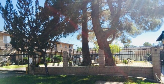 Building Photo - Courtyard II