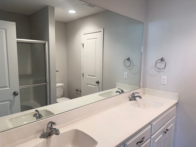 Building Photo - 3 Bed | 2.5 Bath | 2 Car Garage Townhome in Grain Valley w/ Special