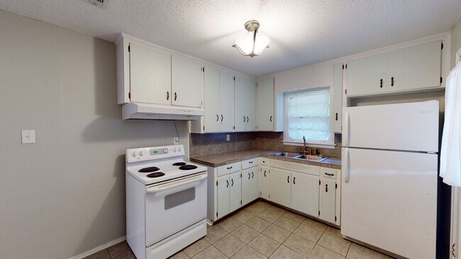 Building Photo - Precious updated 3 bed/1bath located in Oakleigh Heights