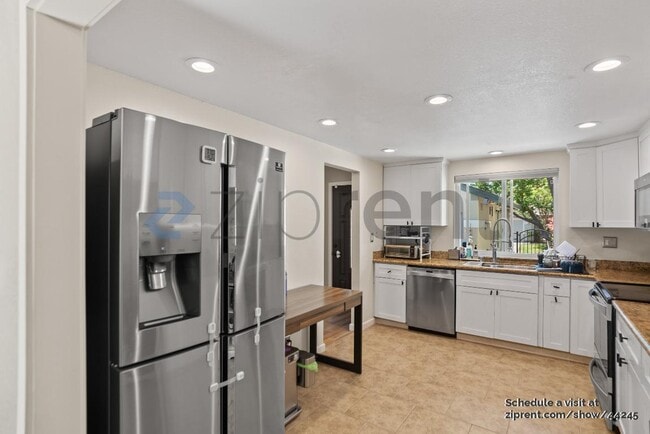Building Photo - 652 St Ives Ct