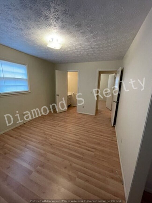 Building Photo - 3 Bedroom Home In Nice, Established Neighborhood