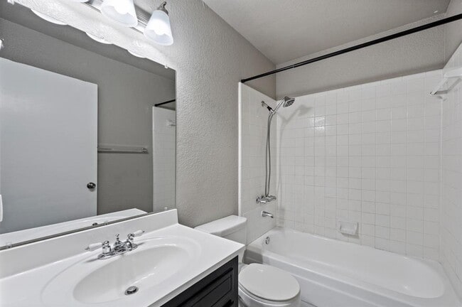 Building Photo - 580 Plaza Ct