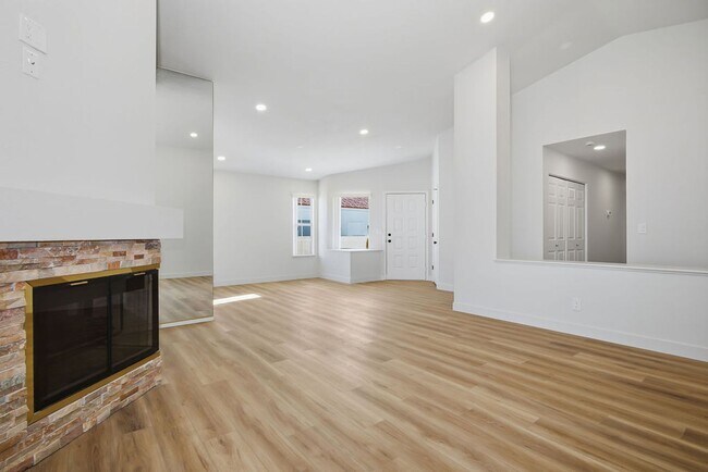 Building Photo - STUNNING DESERT SHORES MINUTES FROM THE LAKES!!!