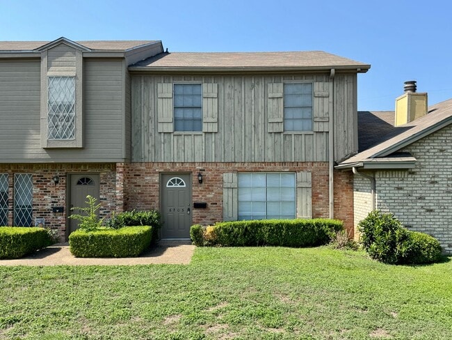 Building Photo - Townhome