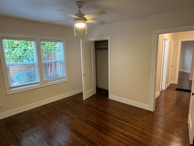 Building Photo - 2-Bedroom Crockett Lower Duplex Unit Avail...