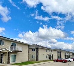 Building Photo - Lower 2 Bedroom /1 Bath Apartment! Appliances Included!