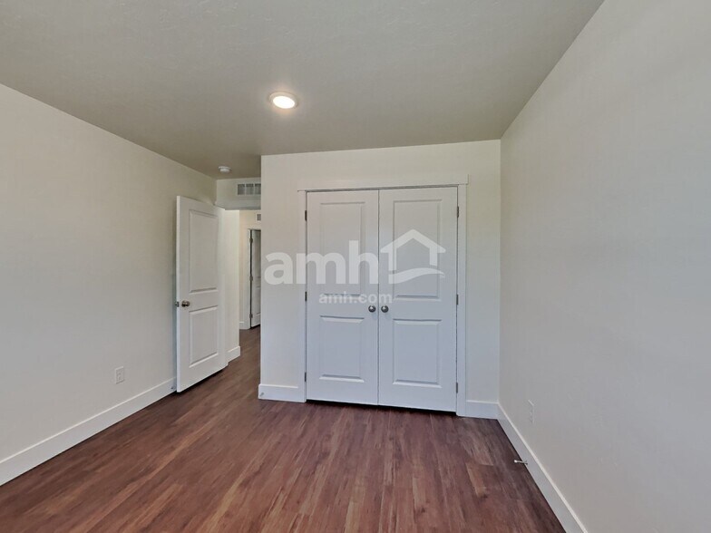 Building Photo - 967 N Nichole Ave