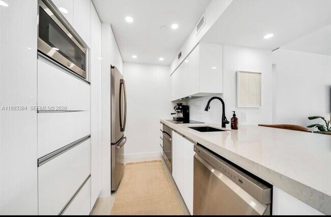 Building Photo - 1000 West Ave