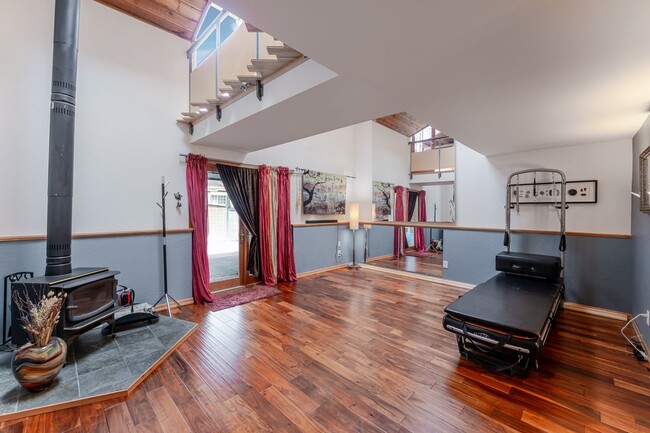 Building Photo - Amazing Custom Home