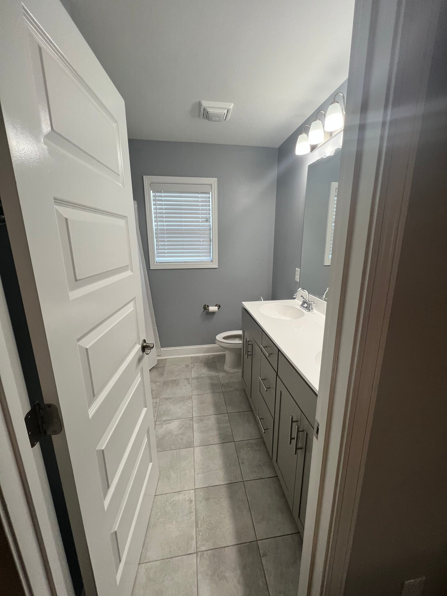 Guest bathroom with tub - 1230 Big Field Dr