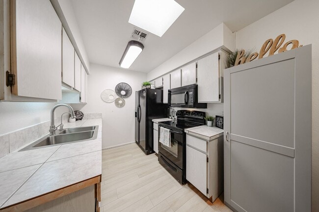 Building Photo - Great Location and Nicely Updated 2 Bed 2 Bath!