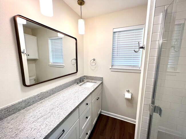 Building Photo - Updated 3 Bedroom Home with All Appliances & Double Garage