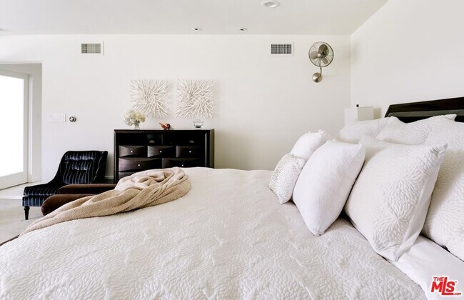 Building Photo - 5470 Katherine Ave