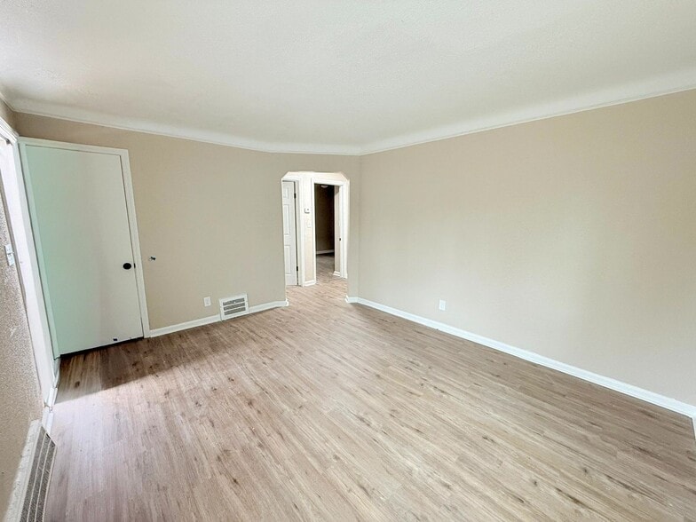 Building Photo - This beautifully updated 3-bedroom, 1-bath single-family home is ready for move-in!