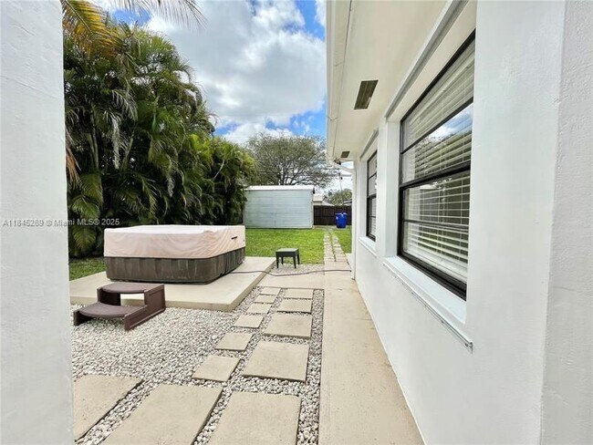 Building Photo - 1010 N 31st Ct