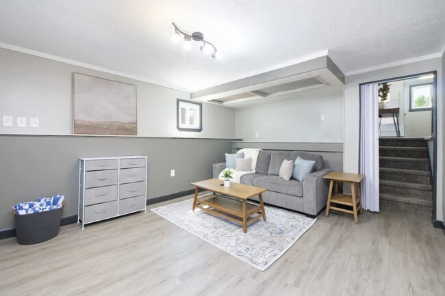 Building Photo - 8910 Cambridge Dr