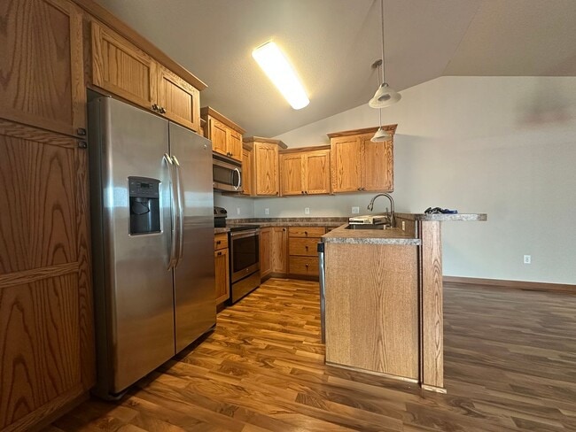 Building Photo - 4 Bedroom Townhome