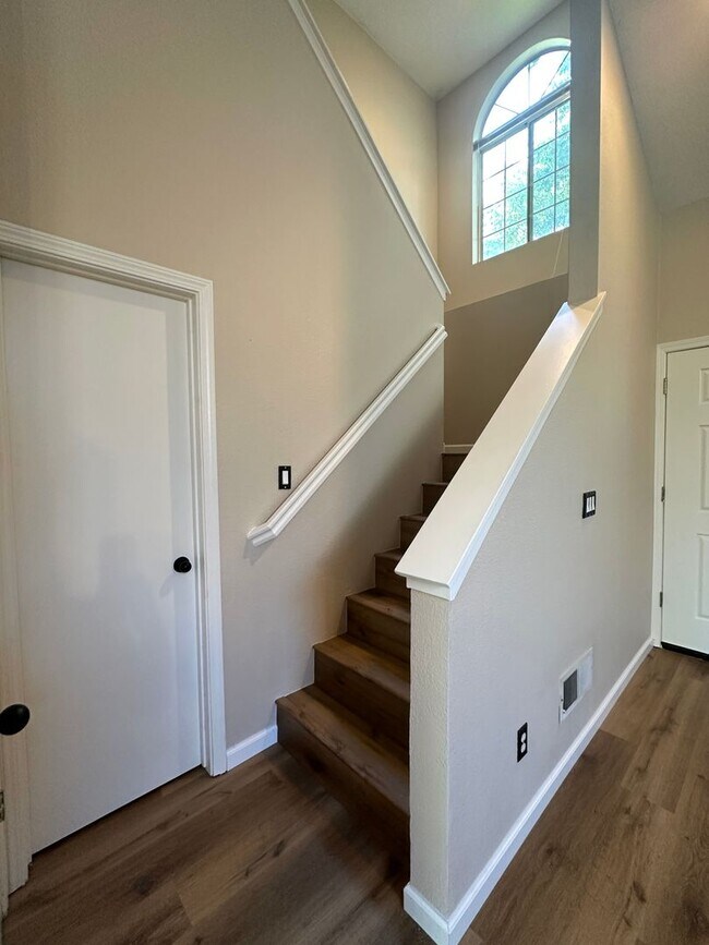 Building Photo - Spacious 4 Bedroom Corner Lot in Brentwood!