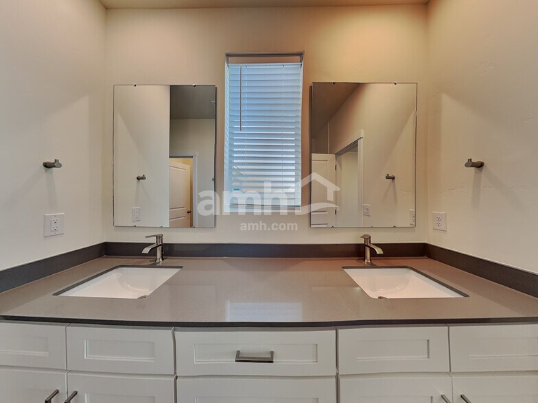 Building Photo - 9502 W Bowie Ct