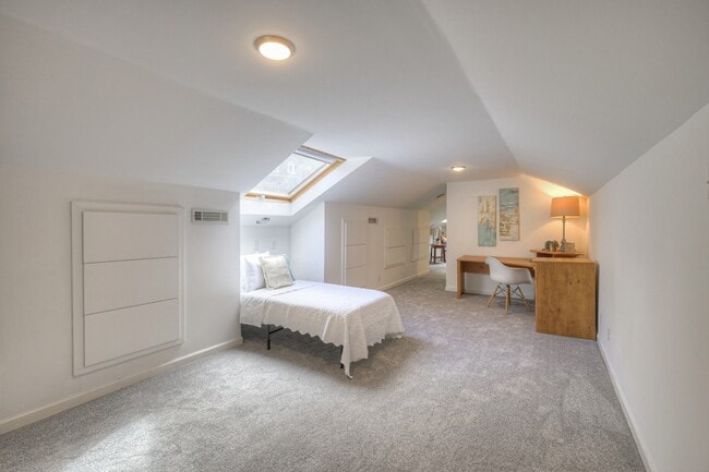 Building Photo - 204 Hogan Ln