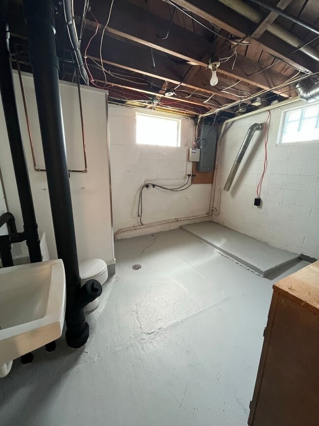 Building Photo - 3 Bedroom, 2 Bathroom Home With Garage Available for Pre-Lease!