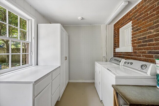 Building Photo - 3/2 fully updated with appliances included!